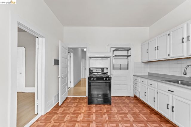 402 E 10Th St, Oakland, CA 94606