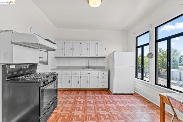 402 E 10Th St, Oakland, CA 94606