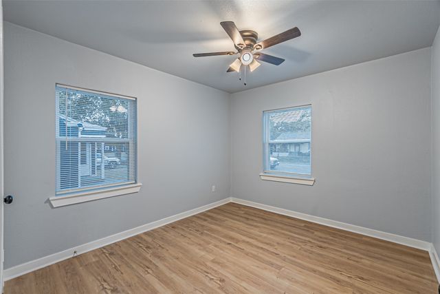 1216 Greenbrier Drive, River Oaks, TX 76114