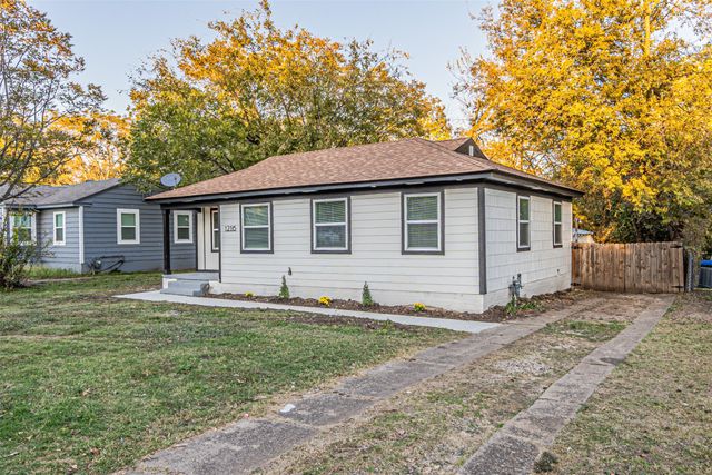 1216 Greenbrier Drive, River Oaks, TX 76114