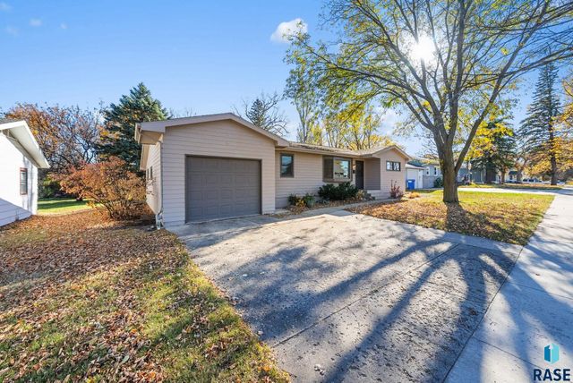 924 N Summit Ave Avenue, Madison, SD 57042