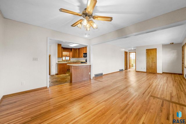 924 N Summit Ave Avenue, Madison, SD 57042