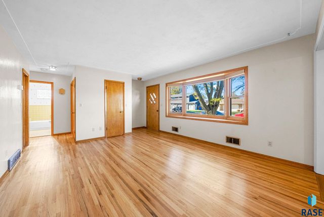 924 N Summit Ave Avenue, Madison, SD 57042