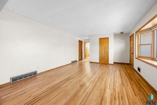 924 N Summit Ave Avenue, Madison, SD 57042