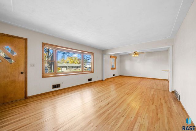 924 N Summit Ave Avenue, Madison, SD 57042