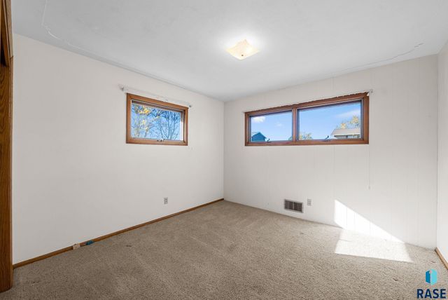 924 N Summit Ave Avenue, Madison, SD 57042