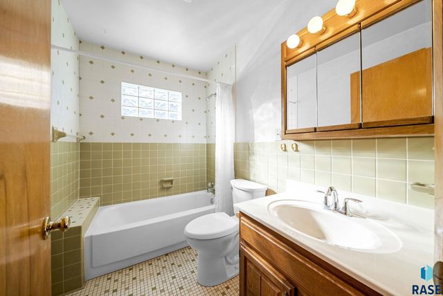 924 N Summit Ave Avenue, Madison, SD 57042