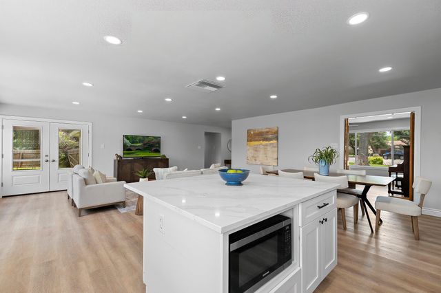 902 Dove CV, Taylor, TX 76574
