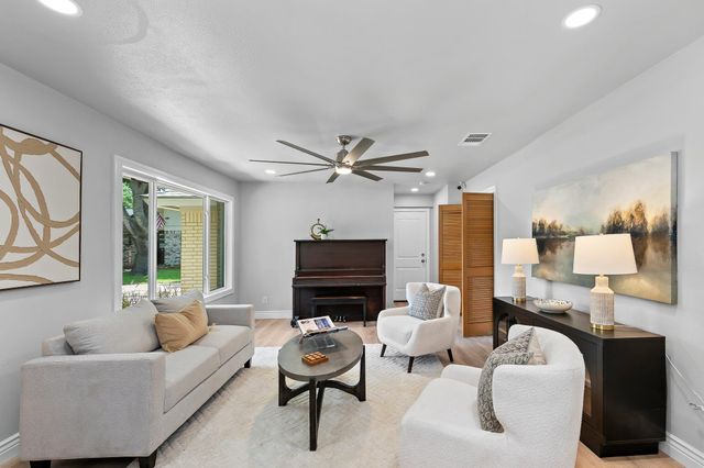 902 Dove CV, Taylor, TX 76574