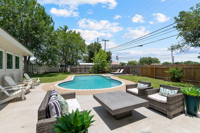 902 Dove CV, Taylor, TX 76574