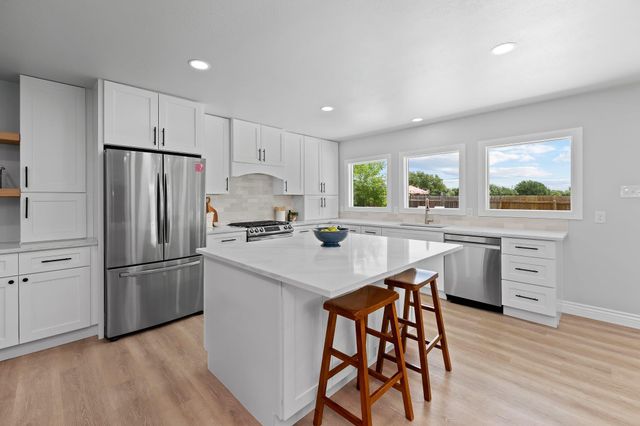 902 Dove CV, Taylor, TX 76574