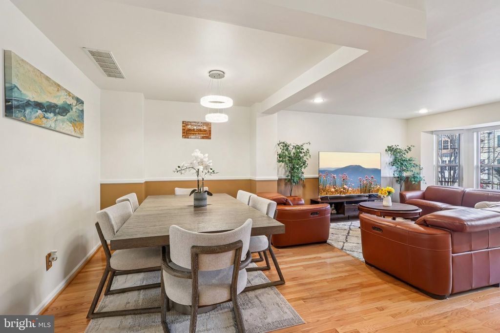 Image 13 of property listing at 9 ALEXANDRA CT, Marlton, NJ 08053