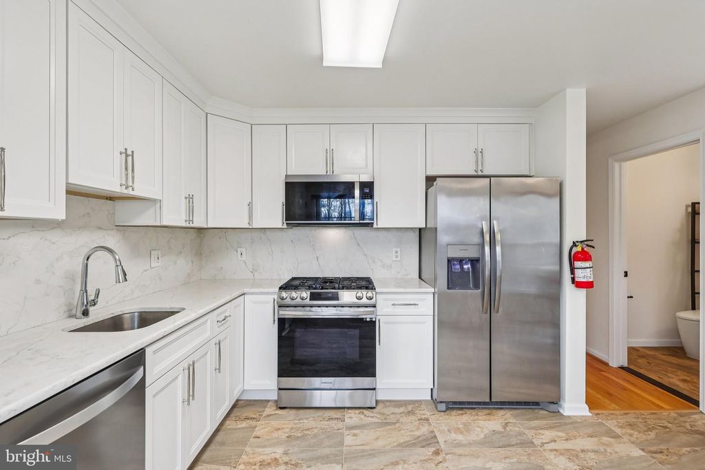 Image 19 of property listing at 9 ALEXANDRA CT, Marlton, NJ 08053