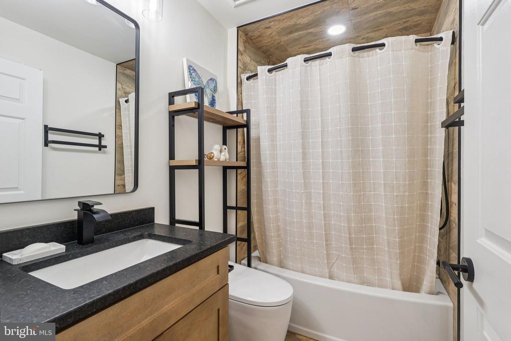 Image 30 of property listing at 9 ALEXANDRA CT, Marlton, NJ 08053