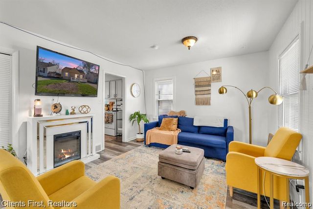 24047 Stanford Street, Dearborn Heights, MI 48125