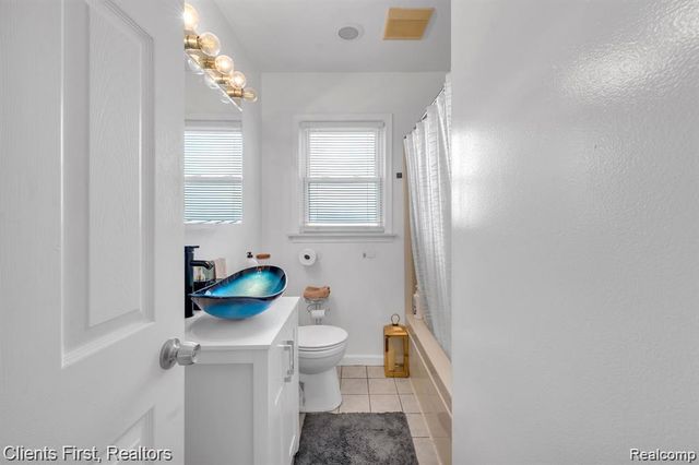 24047 Stanford Street, Dearborn Heights, MI 48125