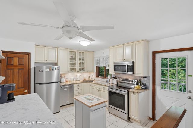 9 Roxanne Boulevard, Highland, NY 12528