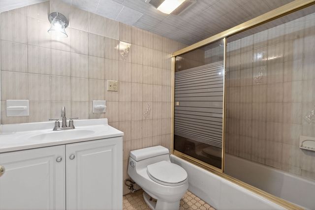 8 Hawthorne St, Watertown, MA 02472