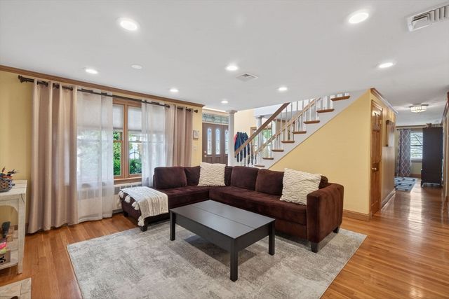 8 Hawthorne St, Watertown, MA 02472