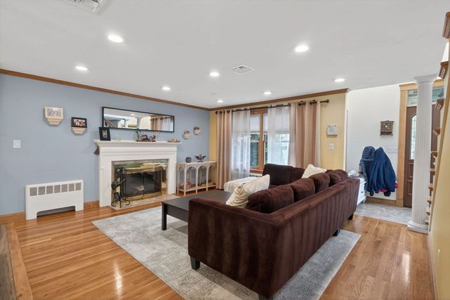 8 Hawthorne St, Watertown, MA 02472