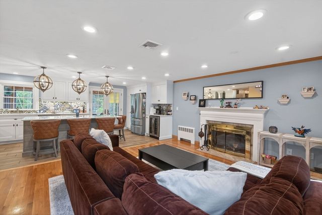 8 Hawthorne St, Watertown, MA 02472