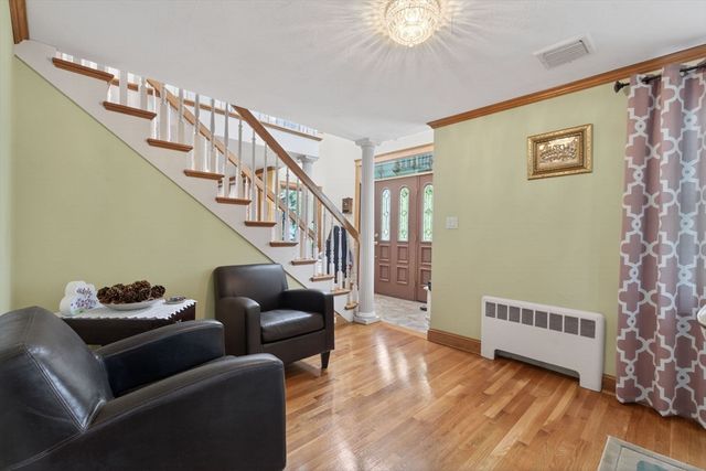 8 Hawthorne St, Watertown, MA 02472