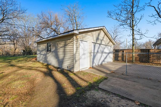 817 N Doris St, Wichita, KS 67212