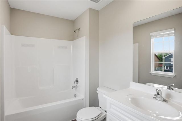 9802 E 219th Circle, Peculiar, MO 64078