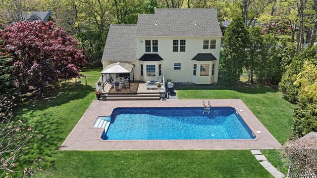 15 Rosebriar Lane, East Quogue, NY 11942