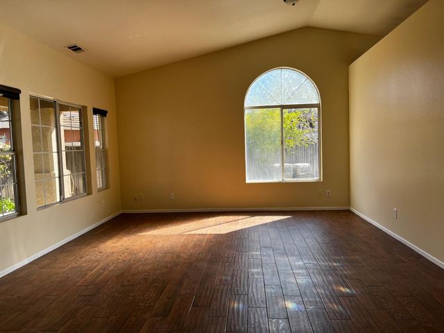 1860 Vassar Ct, Los Banos, CA 93635