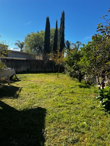 1860 Vassar Ct, Los Banos, CA 93635