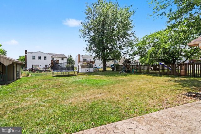 6 KINGSWOOD DR, Mechanicsburg, PA 17055