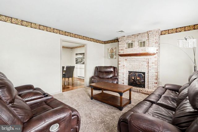 6 KINGSWOOD DR, Mechanicsburg, PA 17055