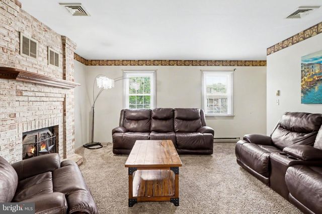 6 KINGSWOOD DR, Mechanicsburg, PA 17055