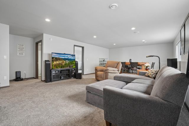 1588 69th Avenue S, Fargo, ND 58104