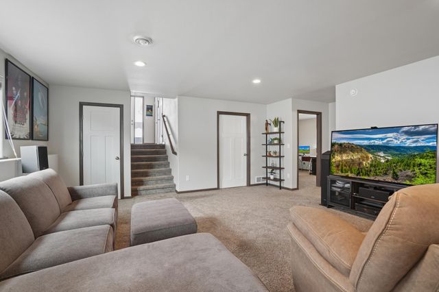 1588 69th Avenue S, Fargo, ND 58104