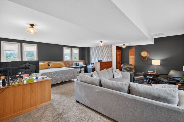 10085 NW 78th Avenue, Johnston, IA 50131