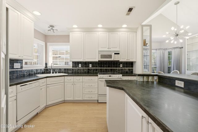 404 Eastgate Village Wynde, Louisville, KY 40223