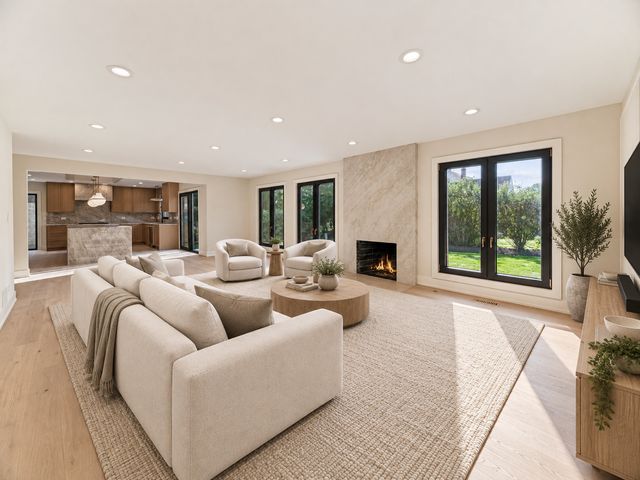 1400 Kingsport Court, Northbrook, IL 60062