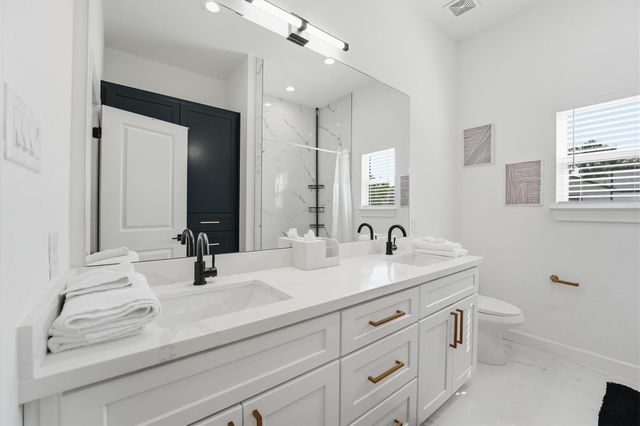 5839 Southwell Street B, Houston, TX 77033