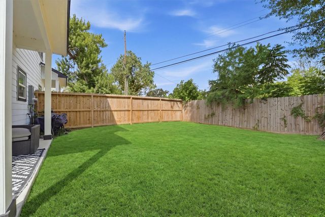 5839 Southwell Street B, Houston, TX 77033