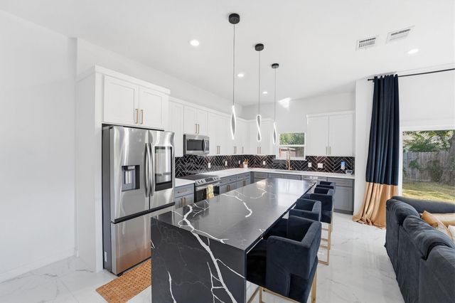 5839 Southwell Street B, Houston, TX 77033
