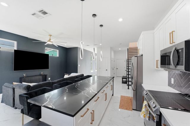 5839 Southwell Street B, Houston, TX 77033