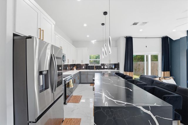 5839 Southwell Street B, Houston, TX 77033