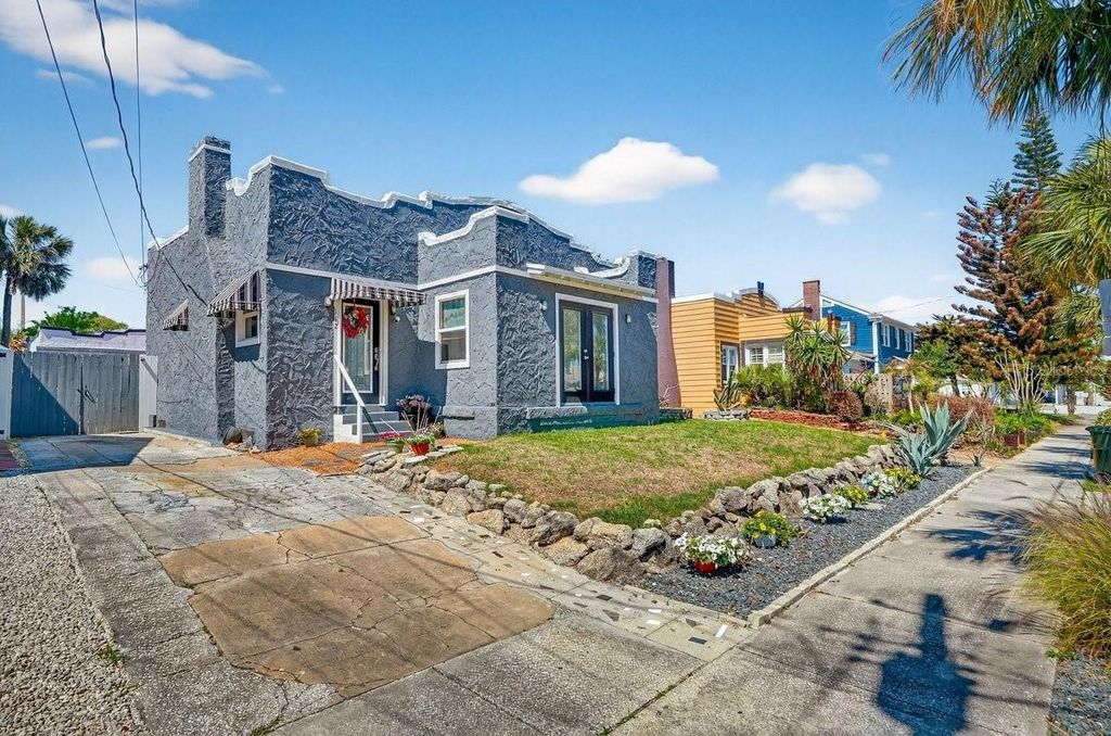 Image 4 of property listing at 112 S OLEANDER AVENUE, Daytona Beach, FL 32118