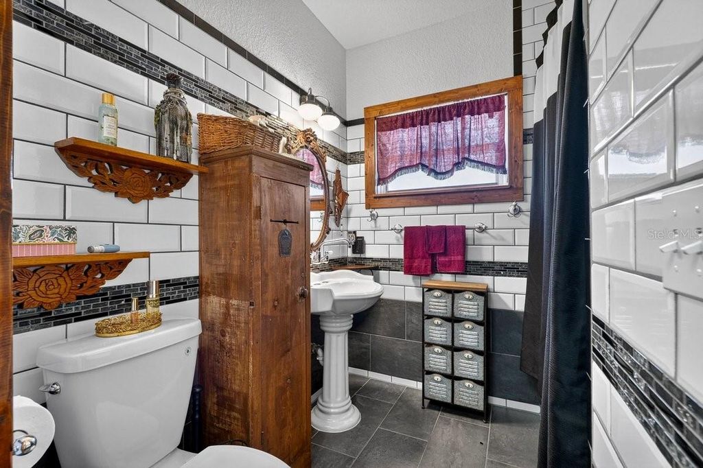 Image 34 of property listing at 112 S OLEANDER AVENUE, Daytona Beach, FL 32118