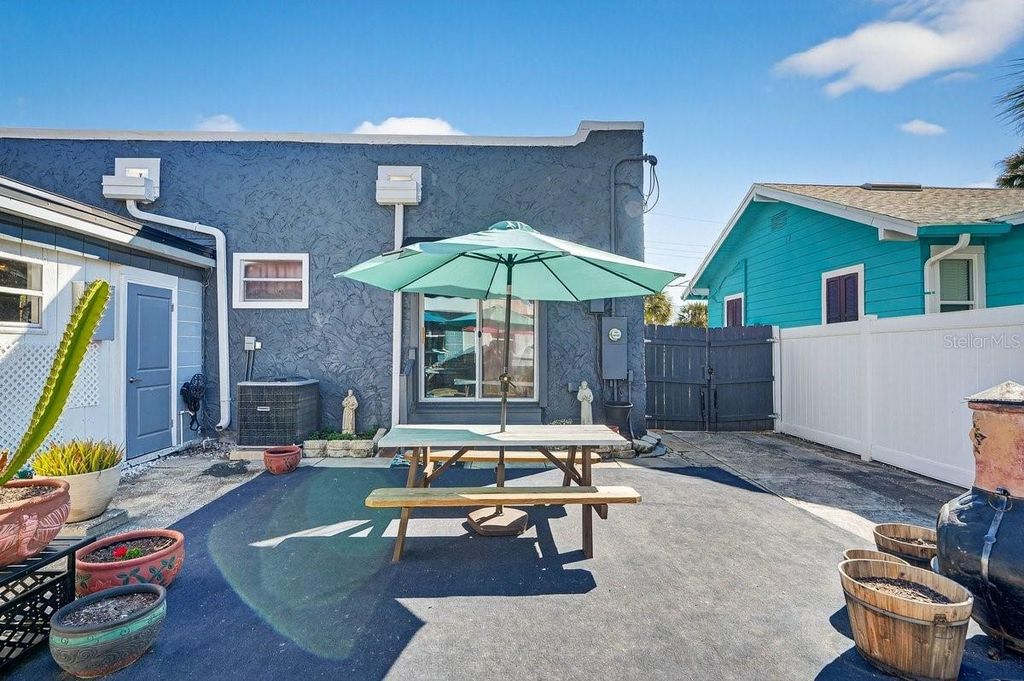 Image 10 of property listing at 112 S OLEANDER AVENUE, Daytona Beach, FL 32118