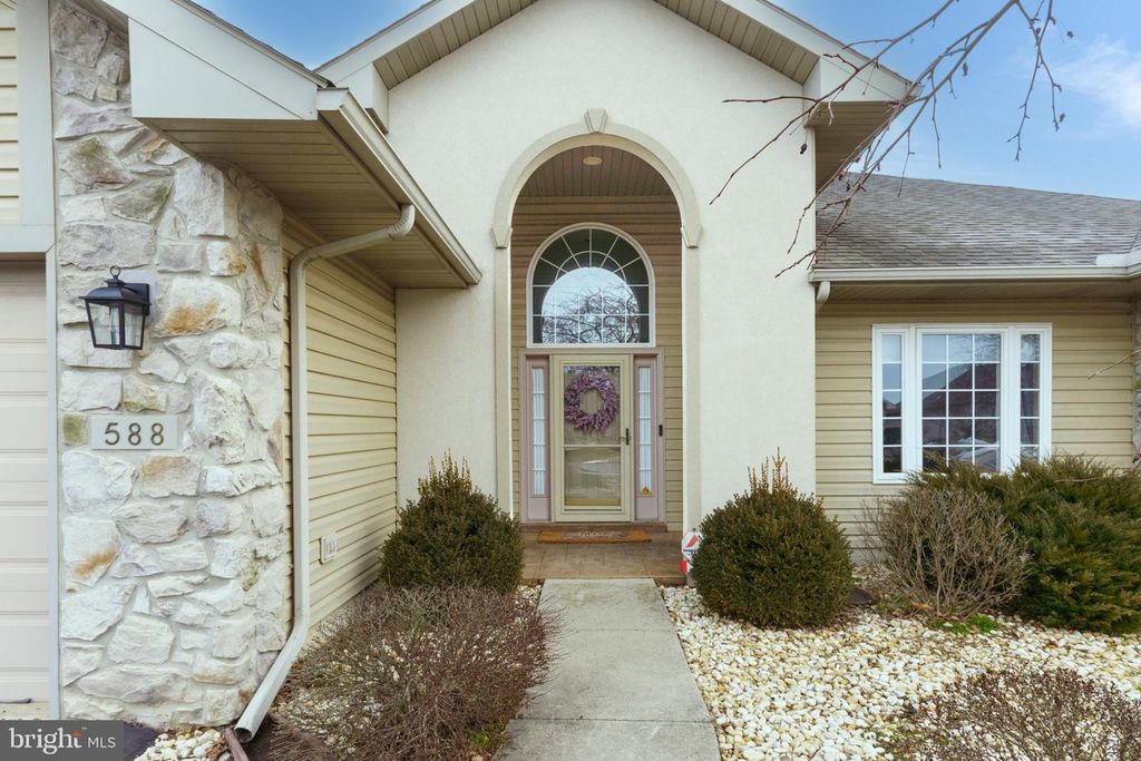 588 BLOSSOM TRL, Mount Joy, PA 17552