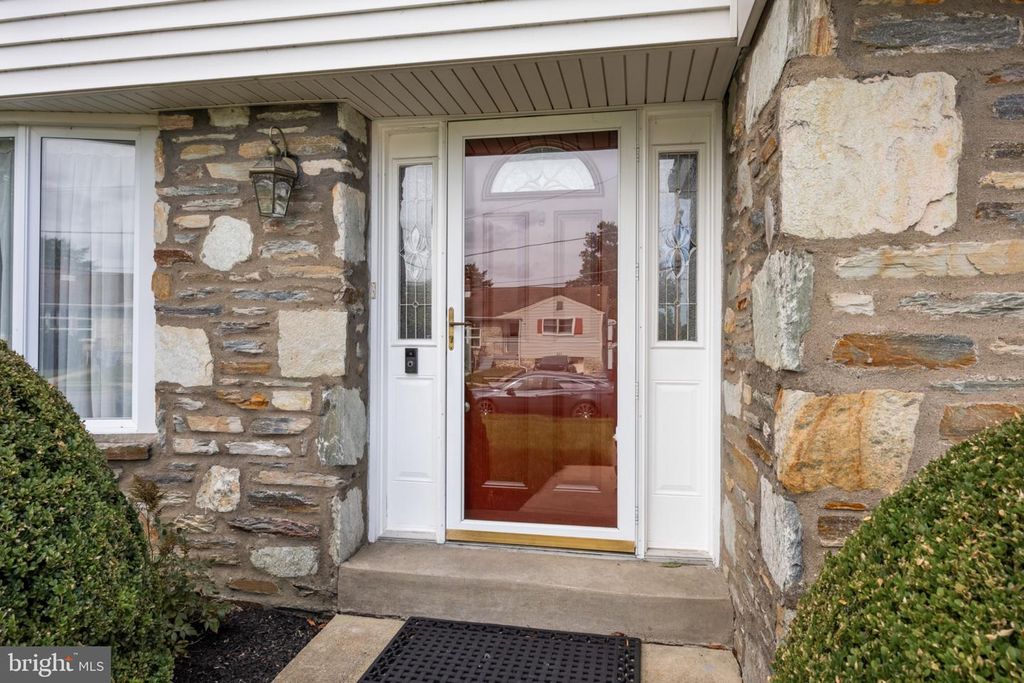 154 LAURIE LN, Philadelphia, PA 19115 — photo 3
