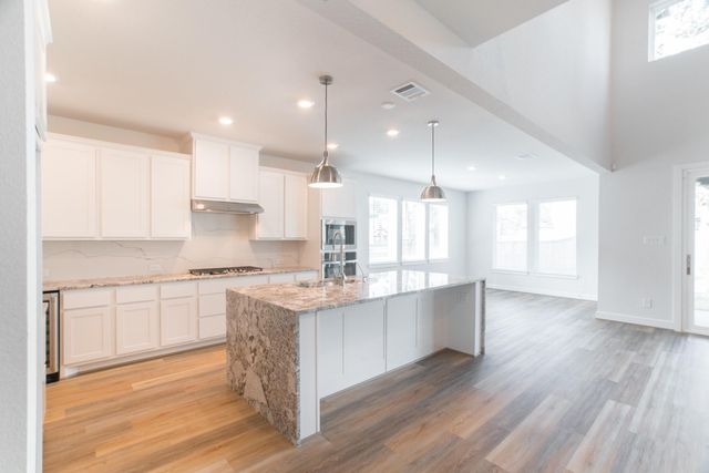 11 Mariposa Woods Drive, Tomball, TX 77375